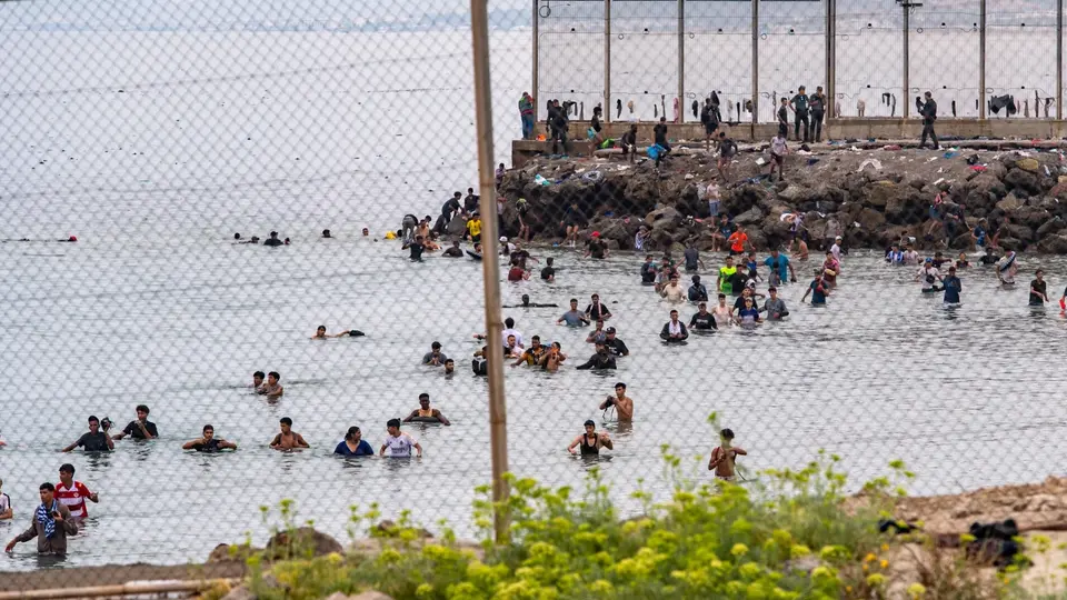 La mayoría de los migrantes que cruzaron hacia Ceuta regresó voluntariamente a Marruecos durante las 48 horas posteriores a la emergencia./ AP