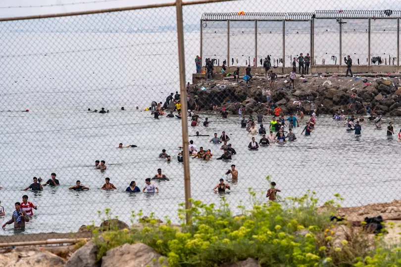 Migrantes cruzan de Marruecos a Ceuta | AP