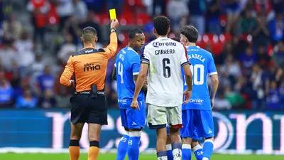 ¿Qué haces, Ditta? La dura entrada del jugador de Cruz Azul que termina en penalti