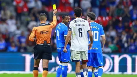 ¿Qué haces, Ditta? La dura entrada del jugador de Cruz Azul que termina en penalti