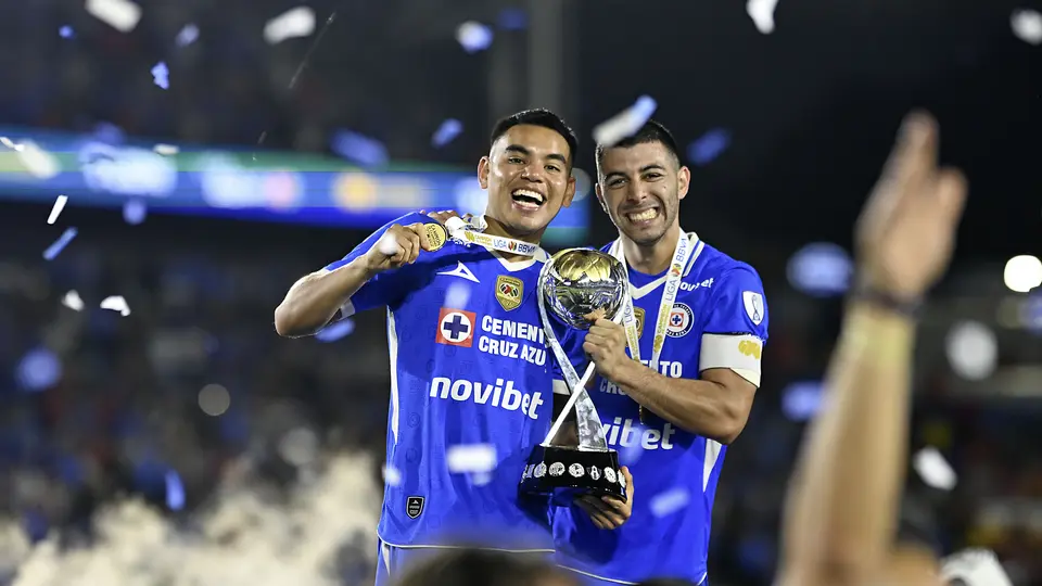 Charly Rodríguez y Erik Lira, jugadores de Cruz Azul | IMAGO7