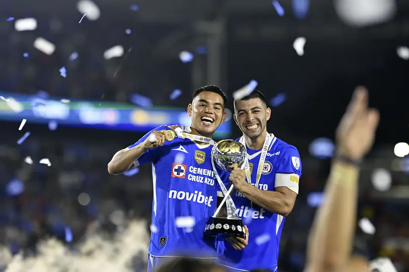 Charly Rodríguez y Erik Lira, jugadores de Cruz Azul | IMAGO7