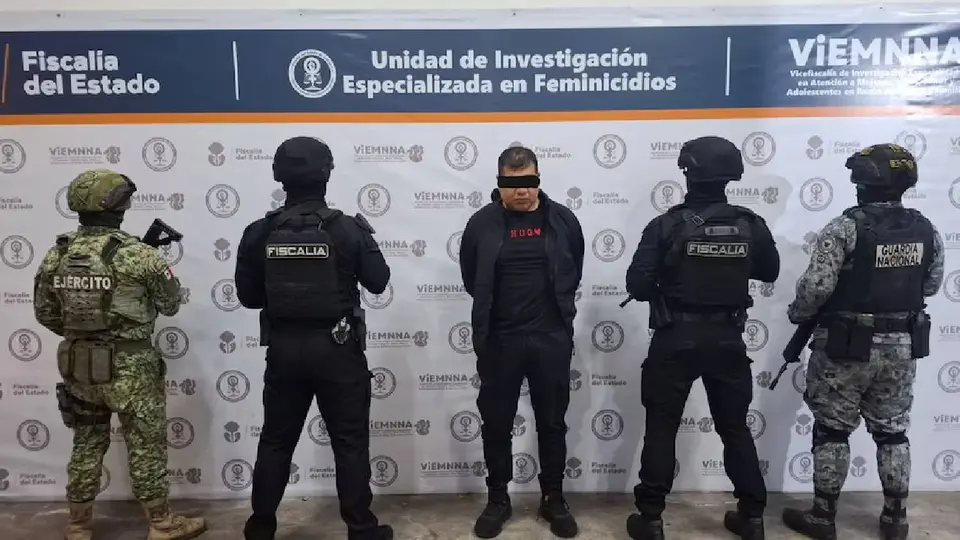 Como parte de las investigaciones, la Fiscalía aseguró armas de fuego, teléfonos celulares e identificaciones durante un cateo en Zapopan./ Fiscalía de Jalisco
