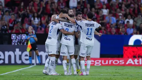 ¡Fiesta... pero de expulsados! Atlas tropieza ante Rayados en su presentación en el Estadio Jalisco