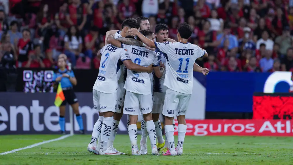¡Fiesta... pero de expulsados! Atlas tropieza ante Rayados en su presentación en el Estadio Jalisco