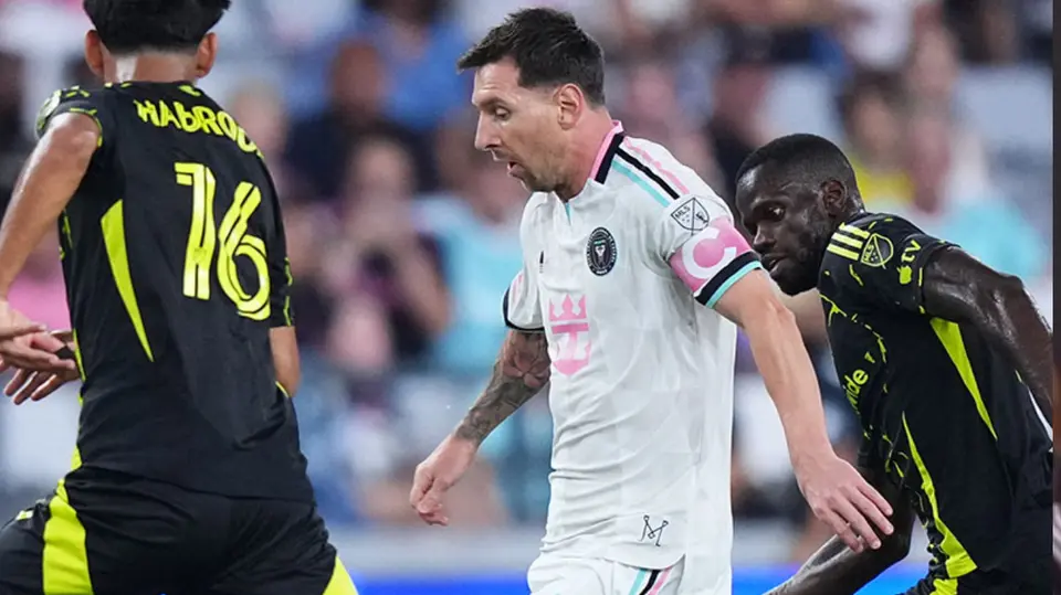 Lionel Messi ante Colombus Crew | @brfootball