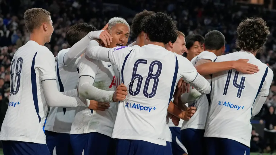 Chelsea cae 2-1 ante Tottenham en el primer gran examen de Xabi Alonso al frente de los 'Blues'
