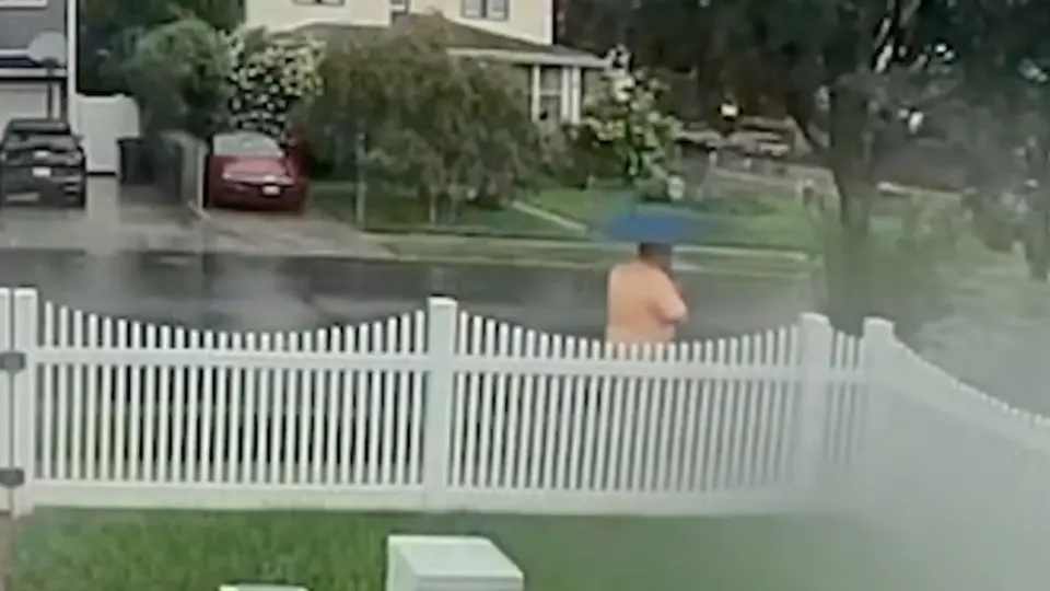 Un señor que salía con su paraguas en medio de una lluvia recibió el impacto de un relámpago / Especial