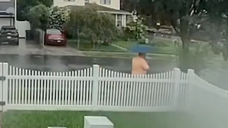 Un señor que salía con su paraguas en medio de una lluvia recibió el impacto de un relámpago / Especial