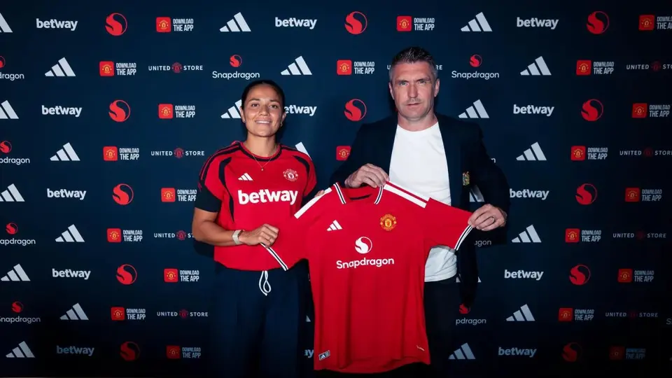 Rebeca Bernal en su presentación con Manchester United | manutd.com