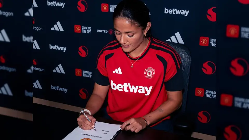 Rebeca Bernal en la firma de su contrato con Manchester United | X: @ManUtdWomen