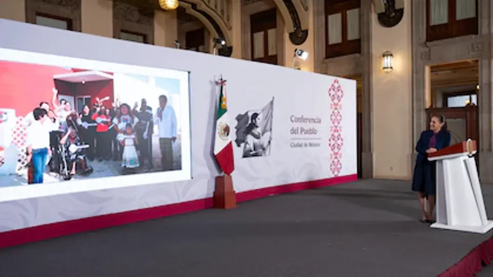 Sheinbaum preguntó a los reporteros su opinión sobre el nuevo diseño./presidencia