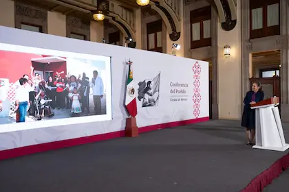 Sheinbaum preguntó a los reporteros su opinión sobre el nuevo diseño./presidencia