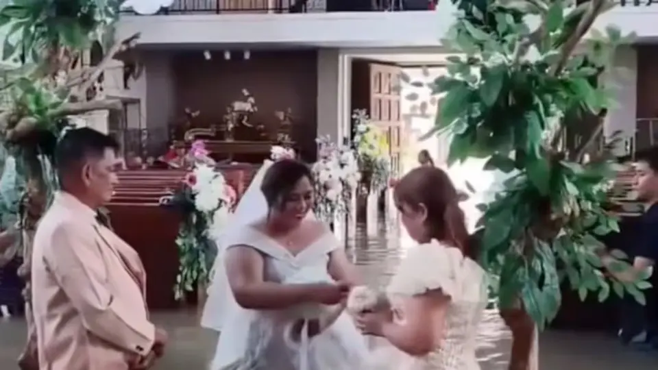 El interior de la iglesia quedó inundado por las fuertes lluvias en Bulacán. / Redes