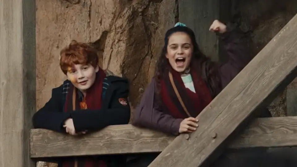 Alastair Stout da vida a Ron Weasley y Arabella Stanton interpreta a Hermione Granger. / HBO