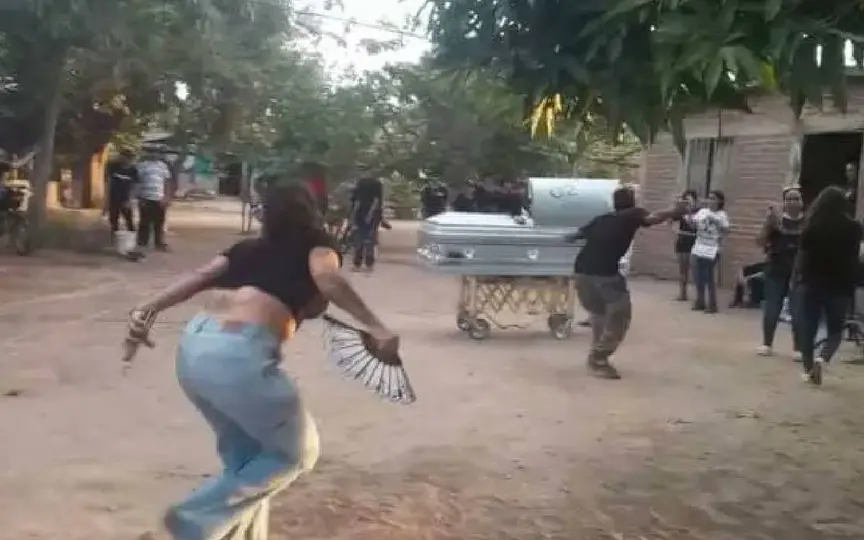 El huapango marcó la despedida del adolescente / RRSS