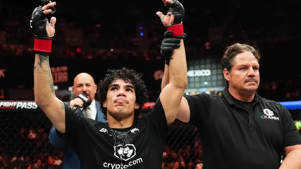 Imanol Rodríguez, peleador de UFC mexicano, celebrando su victoria| INSTAGRAM
