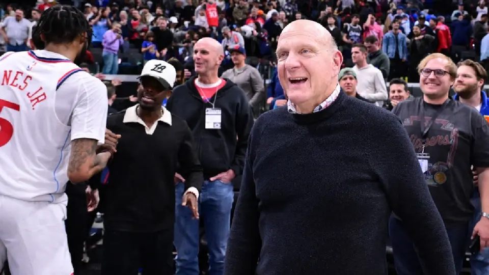 Steve Ballmer, dueño de los Clippers de Los Ángeles en un juego de NBA | AFP