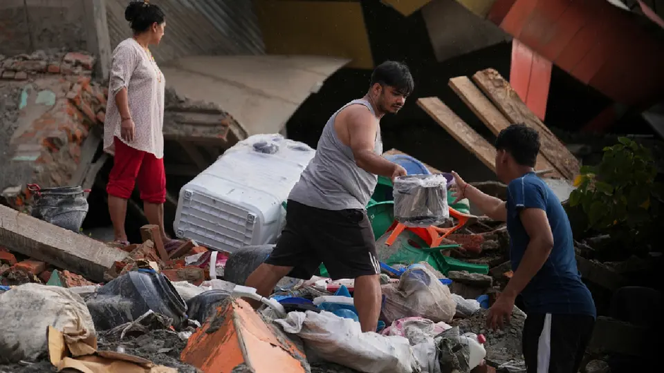 Evitar la cancelaciones ayudaría a los habitantes que la están pasando mal por las inundaciones / AP