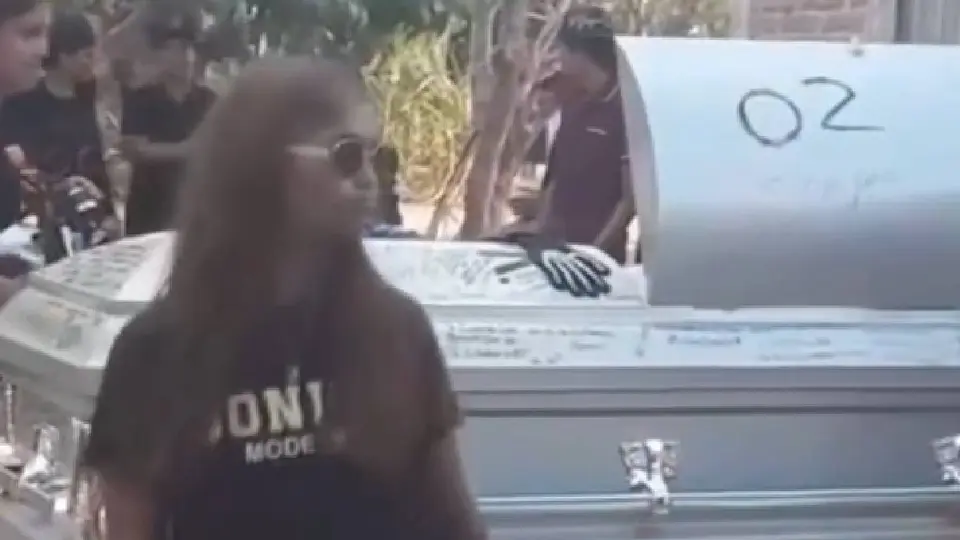 Familiares y amigos acompañaron el cortejo en motocicletas / Captura de pantalla
