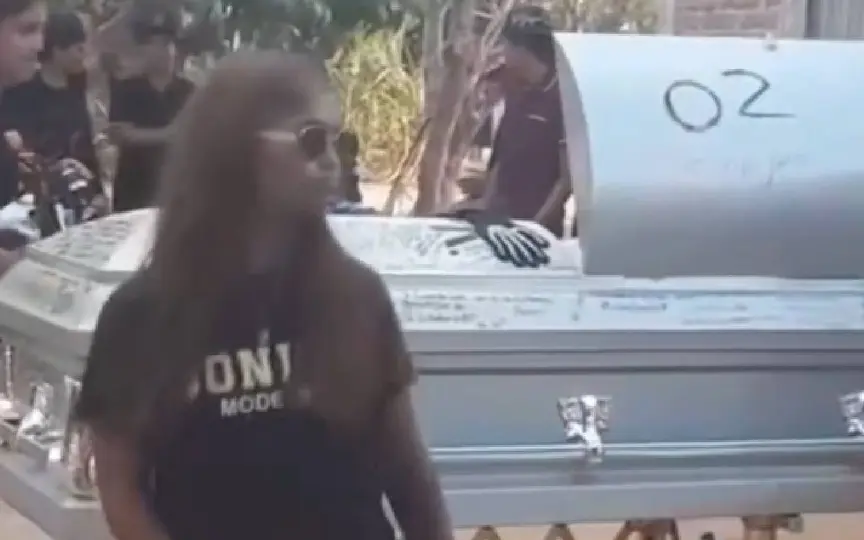Familiares y amigos acompañaron el cortejo en motocicletas / Captura de pantalla