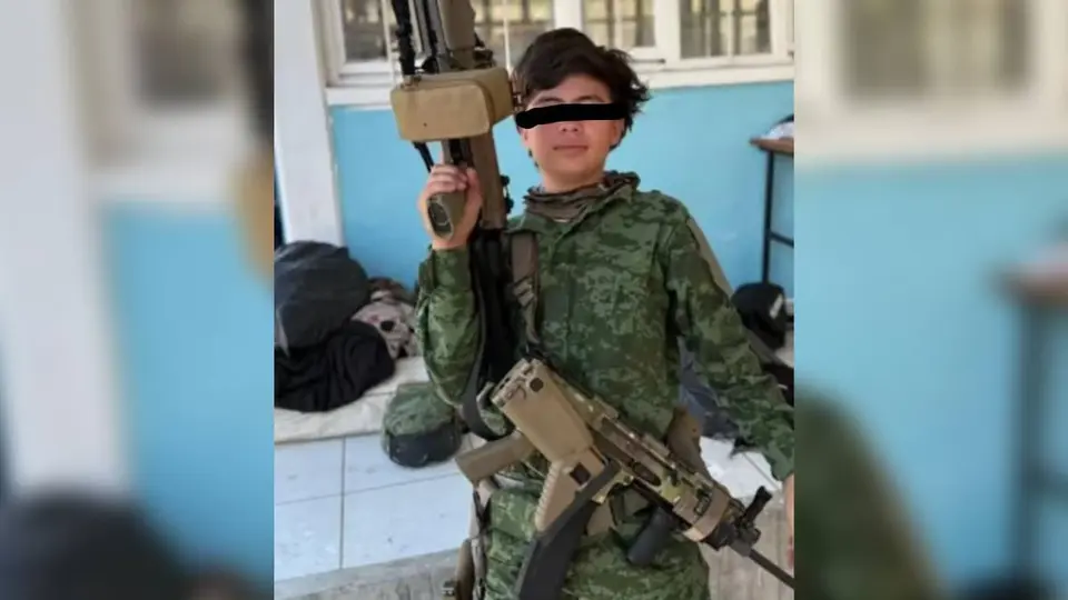 “El Nini”, adolescente de 15 años, fue identificado como presunto escolta cercano de “El Güicho”./@nxnoticias