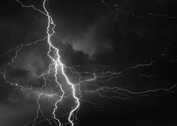 Los rayos son una de las principales amenazas durante una tormenta eléctrica. / iStock