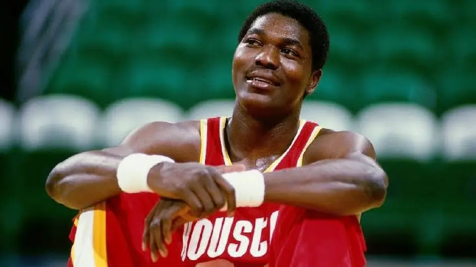 Hakeem Olajuwon, jugador de los Houston Rockets | X @skyhookmagazine