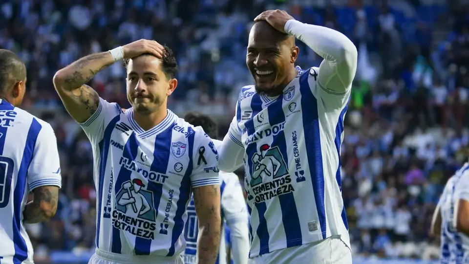 Alan Mozo con Pachuca en celebración con Salomón Rondón | IMAGO 7