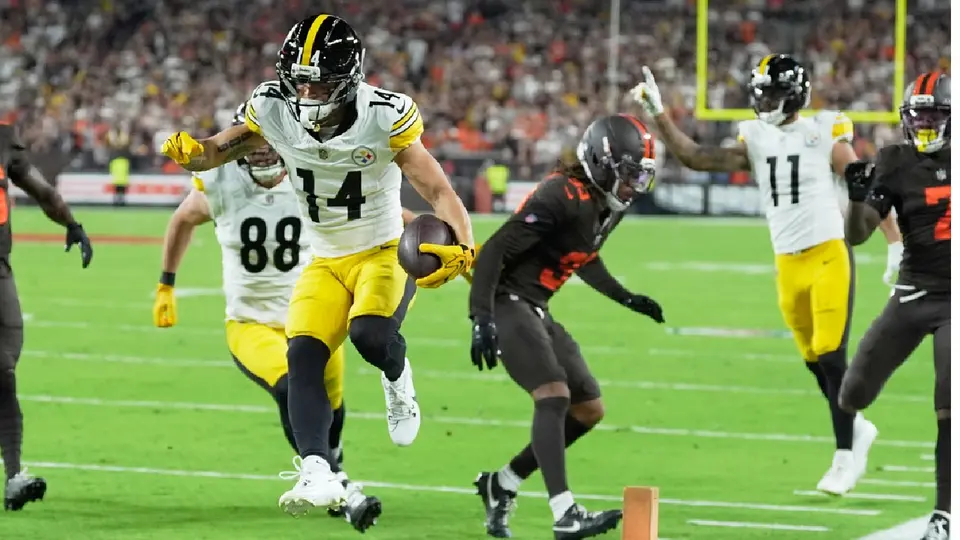 Roman Wilson, receptor de Steelers, anotando ante los Browns | AP
