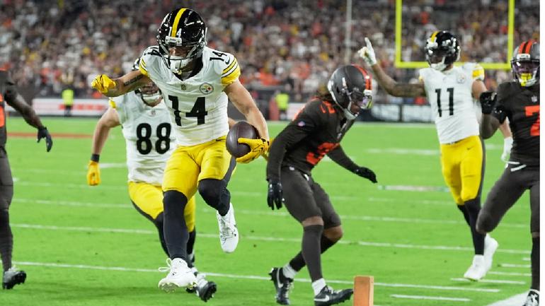 Roman Wilson, receptor de Steelers, anotando ante los Browns | AP