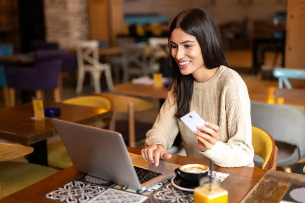 El comercio electrónico suele solicitar los datos de la tarjeta y el CVV./istock