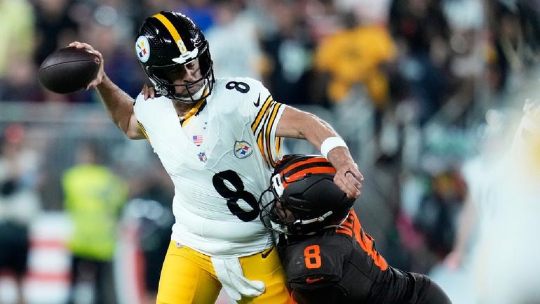 Aaron Rodgers siendo detenido por la defensa de los Browns | AP
