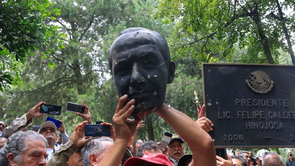 Integrantes del SME vandalizaron la escultura del expresidente Felipe Calderón / Especial