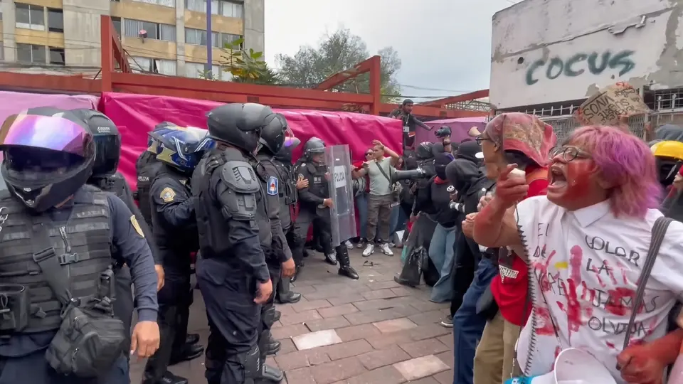 VIDEOS: Manifestantes y policías se enfrentan previo a marcha del 2 de octubre