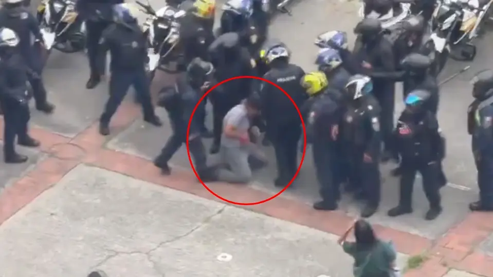 Policías retuvieron a algunos manifestantes para retirarles objetos que pudieran dañar a terceros / Especial