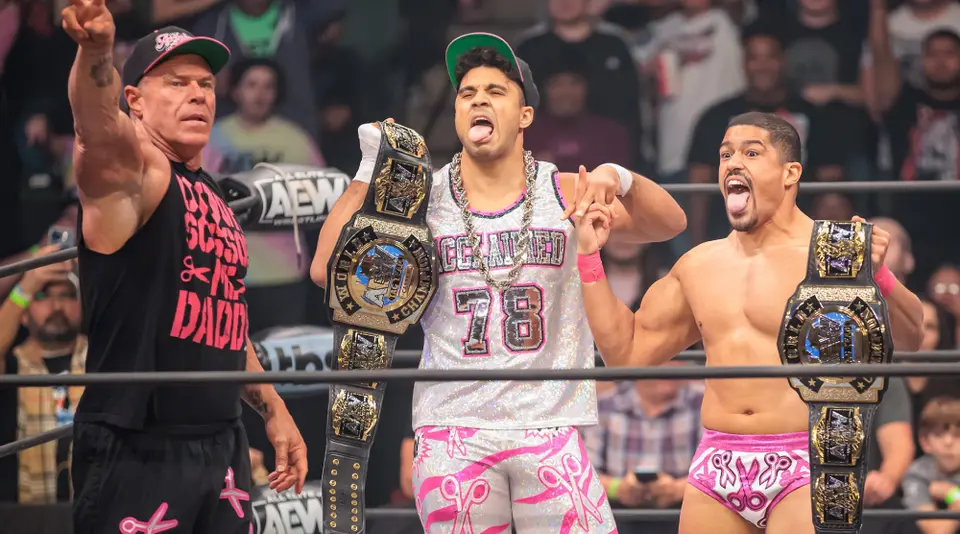 The Acclaimed celebrando su conquista de los Campeonatos Mundiales en Pareja AEW con Billy Gunn |AEW