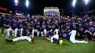 Con tres jonrones, los Braves vencieron a los Phillies y avanzan en la Serie de Comodín