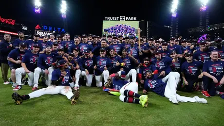 Con tres jonrones, los Braves vencieron a los Phillies y avanzan en la Serie de Comodín