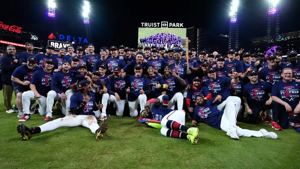 Con tres jonrones, los Braves vencieron a los Phillies y avanzan en la Serie de Comodín