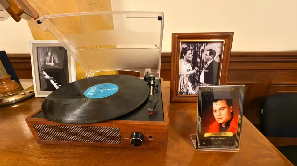 La exposición “Amor eterno: por siempre Juan Gabriel” reúne 110 piezas del acervo del Divo de Juárez en el Palacio Postal. / Georgina Sánchez