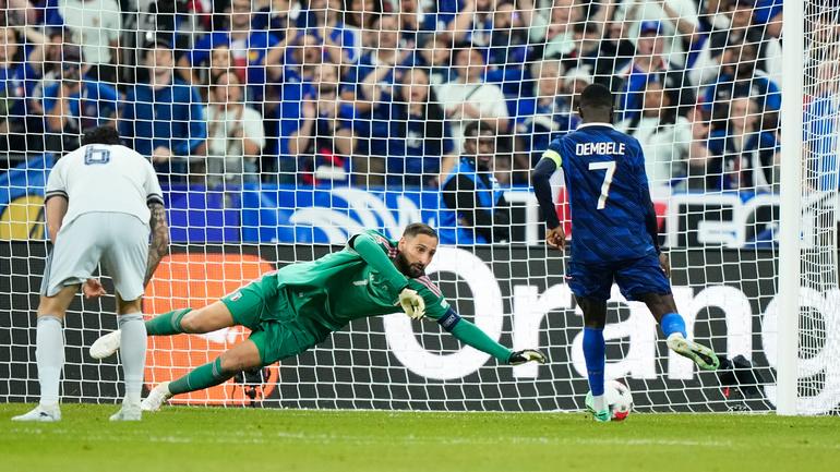 Donnarumma ataja un disparo de Ousmane Dembélé | AP