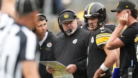 Aaron Rodgers y Mike McCarthy protagonizan fuerte discusión durante juego de Steelers