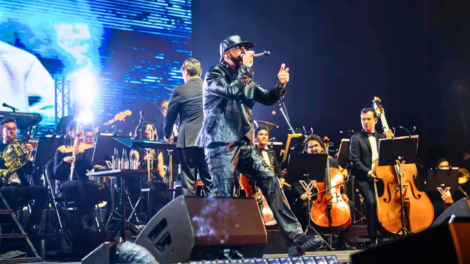 El espectáculo combina canciones de Yandel con arreglos sinfónicos./I:@yandel
