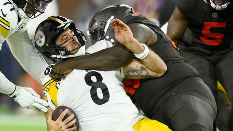Aaron Rodger siendo detenido por la defensa de los Browns | AP