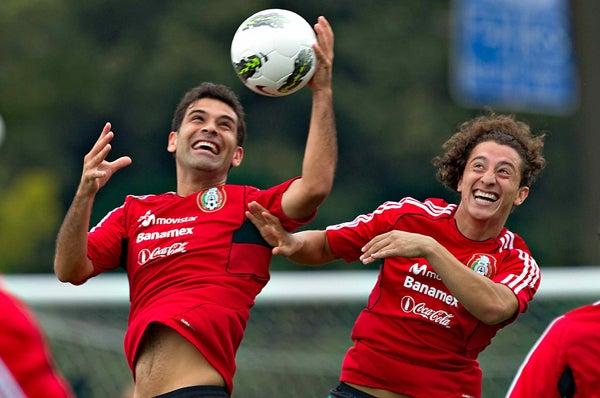 Márquez y Guardado durante el entrenamiento. FOTO: MEXSPORT