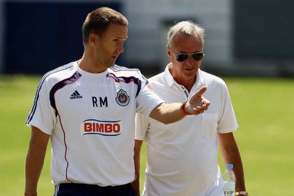 Johan Cruyff dio algunas indicaciones al cuerpo técnico l MEXSPORT
