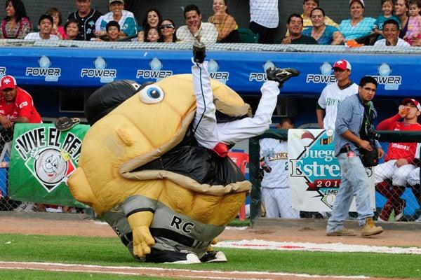 Las mascotas de los equipos también animaban el encuentro amistoso entre la Zona Sur y Norte de la LMB. FOTO: ISRAEL MARTÍNEZ