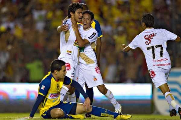 Morelia toma la ventaja al gracias al gol de Manuel Pérez al minuto 16 (FOTO: MEXSPORT)