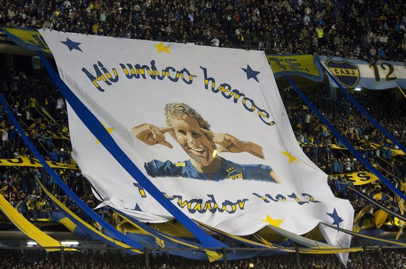 El artillero recibió un emotivo homenaje, mientras la afición coreaba su nombre. FOTO: EFE